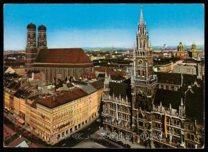 Munchen - Blick auf Rathaus und Frauenkirche