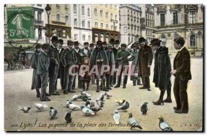 Postcard Old Lyon pigeons instead Bellecour