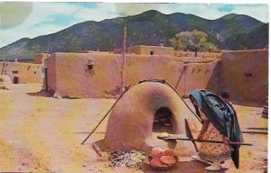 US  Indian woman baking bread. Toas Pueblo, New Mexico