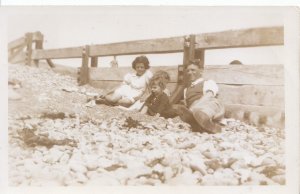 Ancestor Postcard - Lady and Man Sitting On Beach with Two Children - Ref ZZ4592