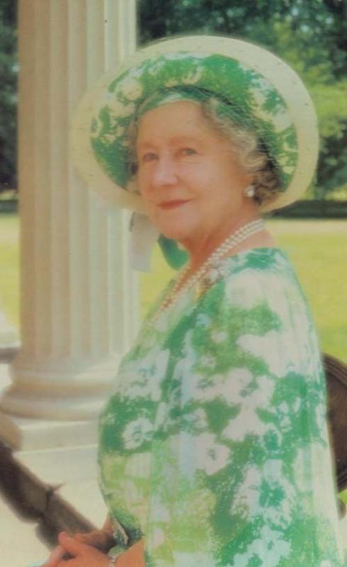 Queen Mother Garden Party Dress 80th Birthday Portrait Royal Souvenir Postcard
