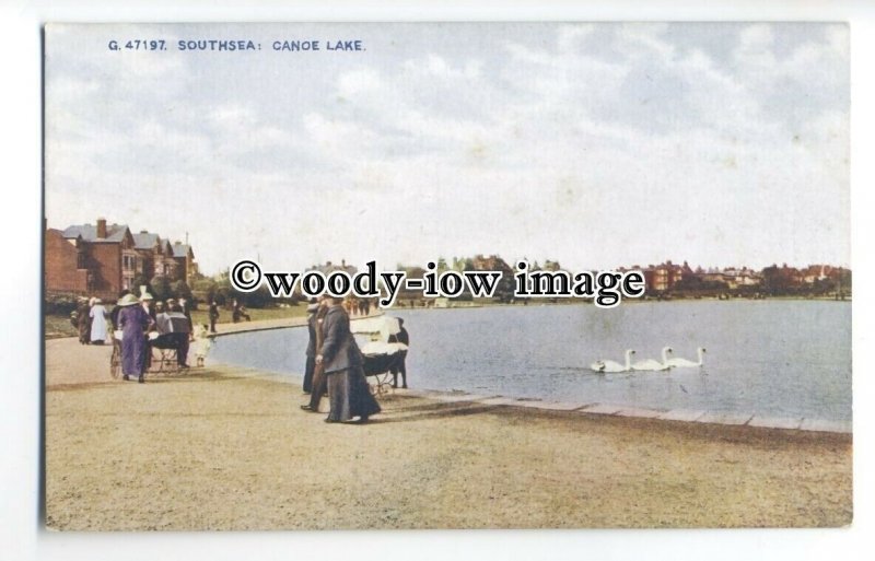 tq0245 - Hants - Swans & Families at the Canoe Lake, in Southsea - postcard