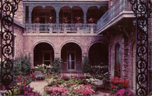 AL - Mobile. Bellingrath Gardens. Courtyard Scene