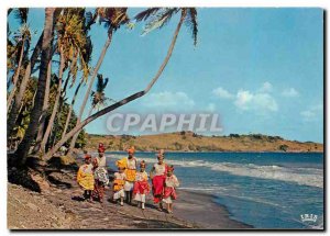 Postcard Modern Antilles Radieuses Walk on the beach Folklore