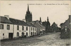 CPA GUIMILIAU - La Grande Place et l'Arc (143997)