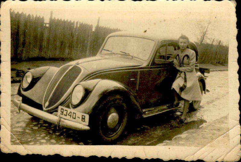 IMV00998 woman romania real photo old car social history