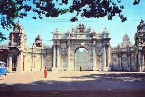 VINTAGE POSTCARD CONTINENTAL SIZE THE DOLMABAHCE PORTAL ISTANBUL TURKEY