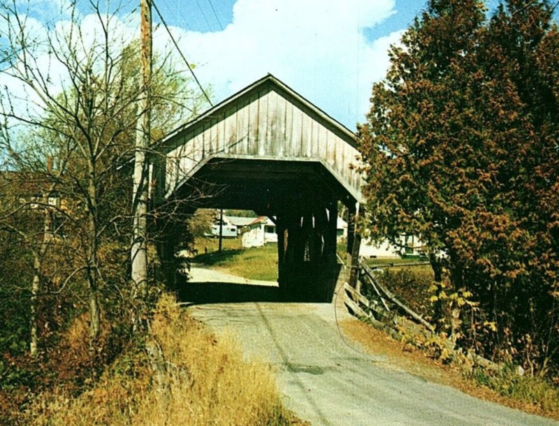 1950s LYNDON VERMONT OLD COVERED BRIDGE ONE OF FIVE IN LYNDON POSTCARD P84