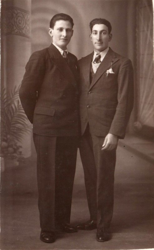 VINTAGE POSTCARD TWO GENTLEMEN FULLY SUITED AND TIED IN FORMAL POSE c. 1930