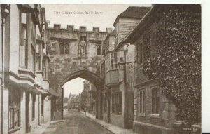 Wiltshire Postcard - The Close Gate - Salisbury - Ref TZ9148