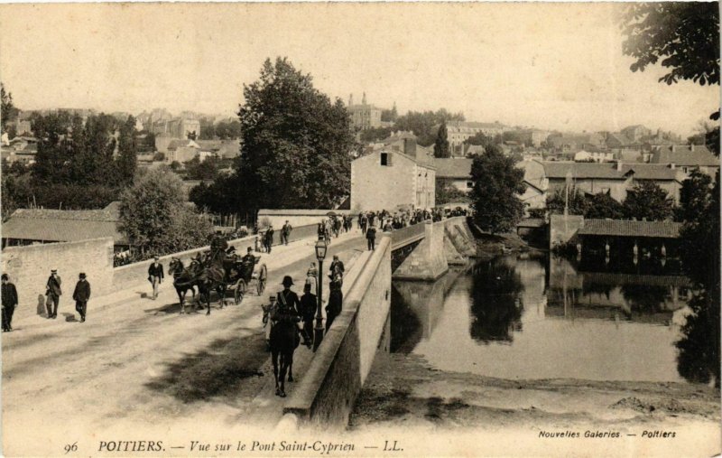 CPA VIENNE POITIERS Vue sur le Pont St-Cyprien (982864)