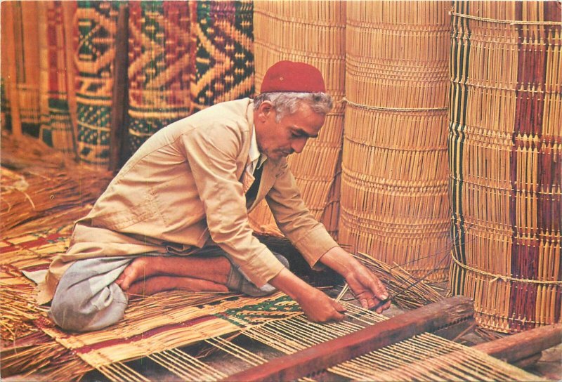 Postcard Ethnic Nabeul artisan mattier worker traditions man hat red folk art