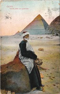 PC EGYPT, CAIRE, CHEICH ARABE AUX PYRAMIDES, Vintage Postcard (b43904)