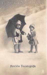 BG20328 children in snow with umbrella new year neujahr  germany