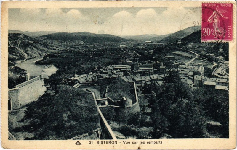 CPA Sisteron Vue sur les remparts (922163)