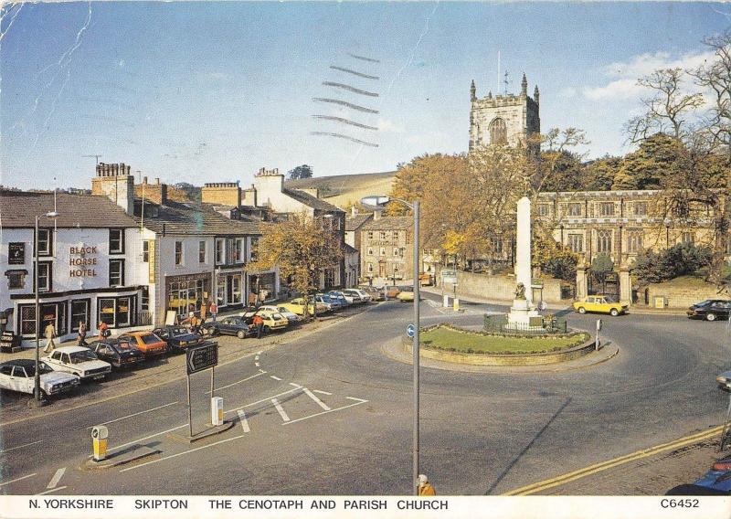 B102605 n yorkshire skipton the cenotaph and parish church car voiture    uk