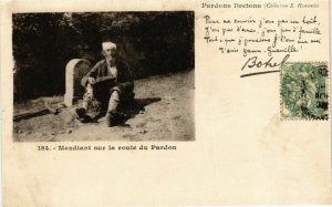 CPA Mendiant sur la route du Pardon FRANCE FOLKLORE (789367)