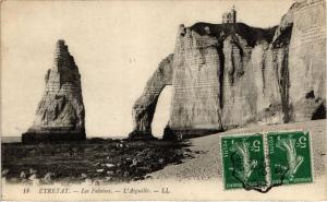 CPA ETRETAT-Les Falaises-L'Aiguille (269823)