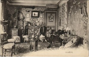 CPA PARIS Un Monsieur dans son salon (560621)