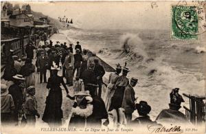 CPA VILLERS-sur-MER - La Digue un Jour de Tempéte (516545)