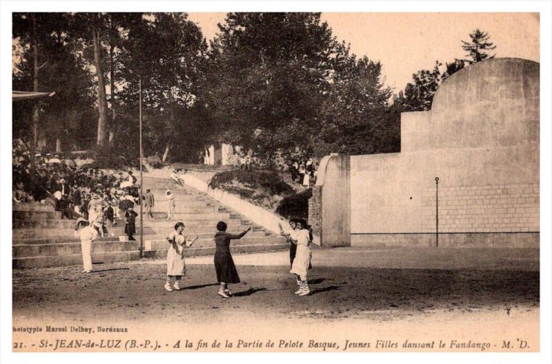 Saint Jean de Luz    Pelote, Jai Alai,  women dancing on court