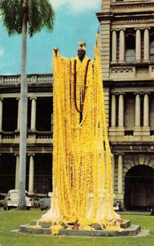 HONOLULU, Hawaii HI   KING KAMEHAMEHA STATUE~Birthday Leis  c1950's Postcard