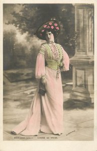 Liane de Vries, opera singer, early 20th century