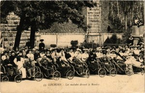 CPA LOURDES - Les Malades devant le Rosaire (279536)