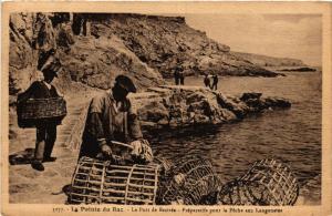 CPA La Pointe du RAZ - Le Port de Bestrée - Préparatifs pour la Péche (457893)