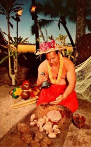 Hawaii Kailua-Kona Native Demonstrating Poi Pounding At The Kona Inn