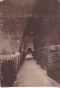 REIMS , France , 1930s ; Champagne Pommery & Greno, Enfilade de crayeres d'or...