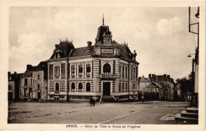 CPA Ernee - Hotel de Ville et Route de Fougeres (255116)