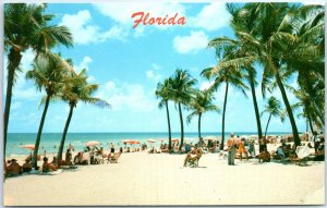 M-61495 Thousand of visitors bask in the sun on the beautiful beaches of Florida