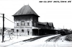 VINTAGE POSTCARD THE NORFOLK & WESTERN SOUTHERN DEPOT INTERCHANGE AT BRISTOL TN