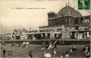 CPA DIEPPE - La plage devant le Casino (105244)