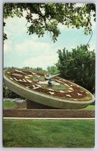 Frankforty KY~Kentucky's Floral Clock~Run By Electricity~Vintage Postcard