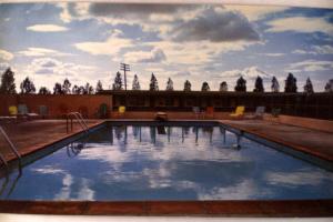 Unused pre-1980 DOUGHERTYS MOTEL POOL in Connell Washington WA postcard y2646-13