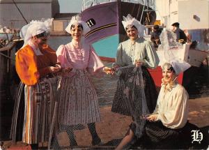 BR54186 sablaises en costumes folklorique  port de peche Les sables d olon