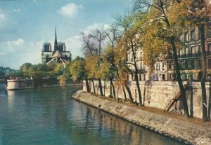 PARIS, QUAYS OF THE SEINE AND NOTRE DAME CATHEDRAL, France - Vintage POSTCARD