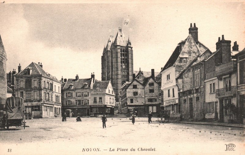 Vintage Postcard 1910's View of La Place du Chevalet Noyon France