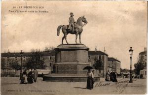 CPA LA ROCHE-sur-YON - Place d'Armes et statue de Napoleon (297618)