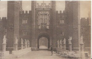 Middlesex Postcard - Moat Bridge - Hampton Court Palace - Ref 9157A