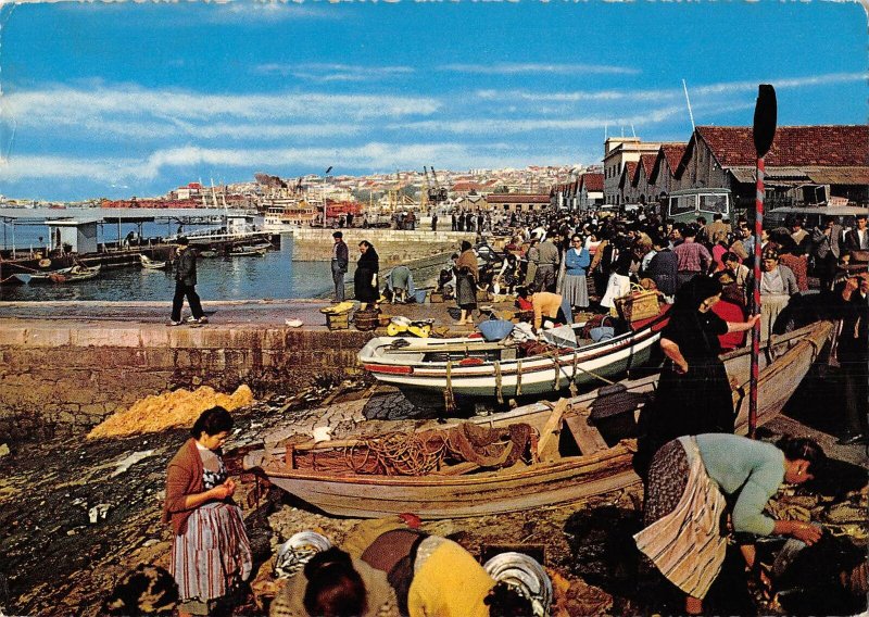 B110174 Portugal Lisboa Cais da Ribeira, Fishing Boats at Ribeira Quay