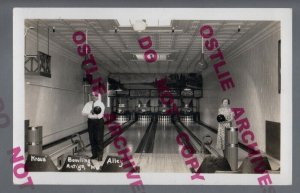 Antigo WISCONSIN RPPC c1920s INTERIOR BOWLING ALLEY Lanes Ball Return BLATZ BEER