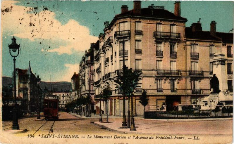 CPA St-ÉTIENNE - Le Monument Dorian et l'Avenue du Président-Faure (226045)