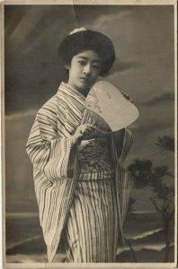Pc geisha girl with fan japan rigid real photo (a21863) 
