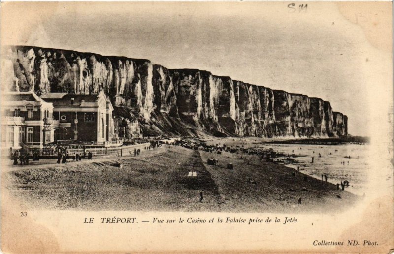 CPA Le TRÉPORT-Vue sur le Casino et la Falaise prise de la Jetée (348258)