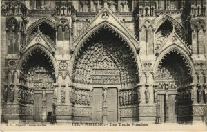 CPA La Cathédrale AMIENS Les trois Porches (18018)