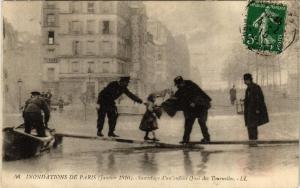CPA PARIS Sauvetage d'un enfant INONDATIONS 1910 (605255)