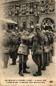 CPA MILITAIRE A l'Hotel de Ville, Le Maréchal Foch décore un Poilu (315427)